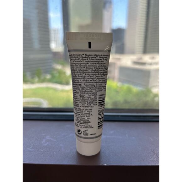 Kiehl’s Clearly Corrective Brightening & Exfoliating Daily Cleanser - Picture 2 of 2